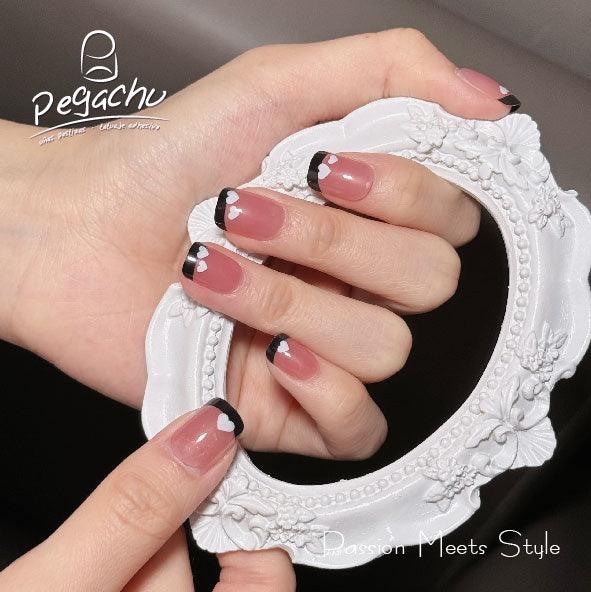 Pegachu uñas postizas 2024 verano modernas colores rosas nudes francesa con borde negro, corazones blancos