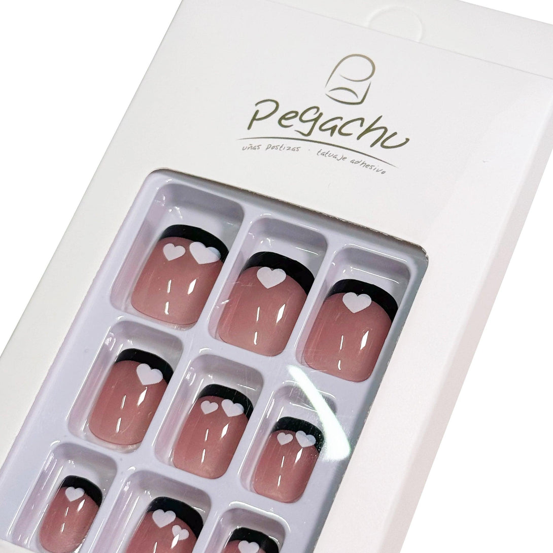 Pegachu uñas postizas 2024 verano modernas colores rosas nudes francesa con borde negro, corazones blancos