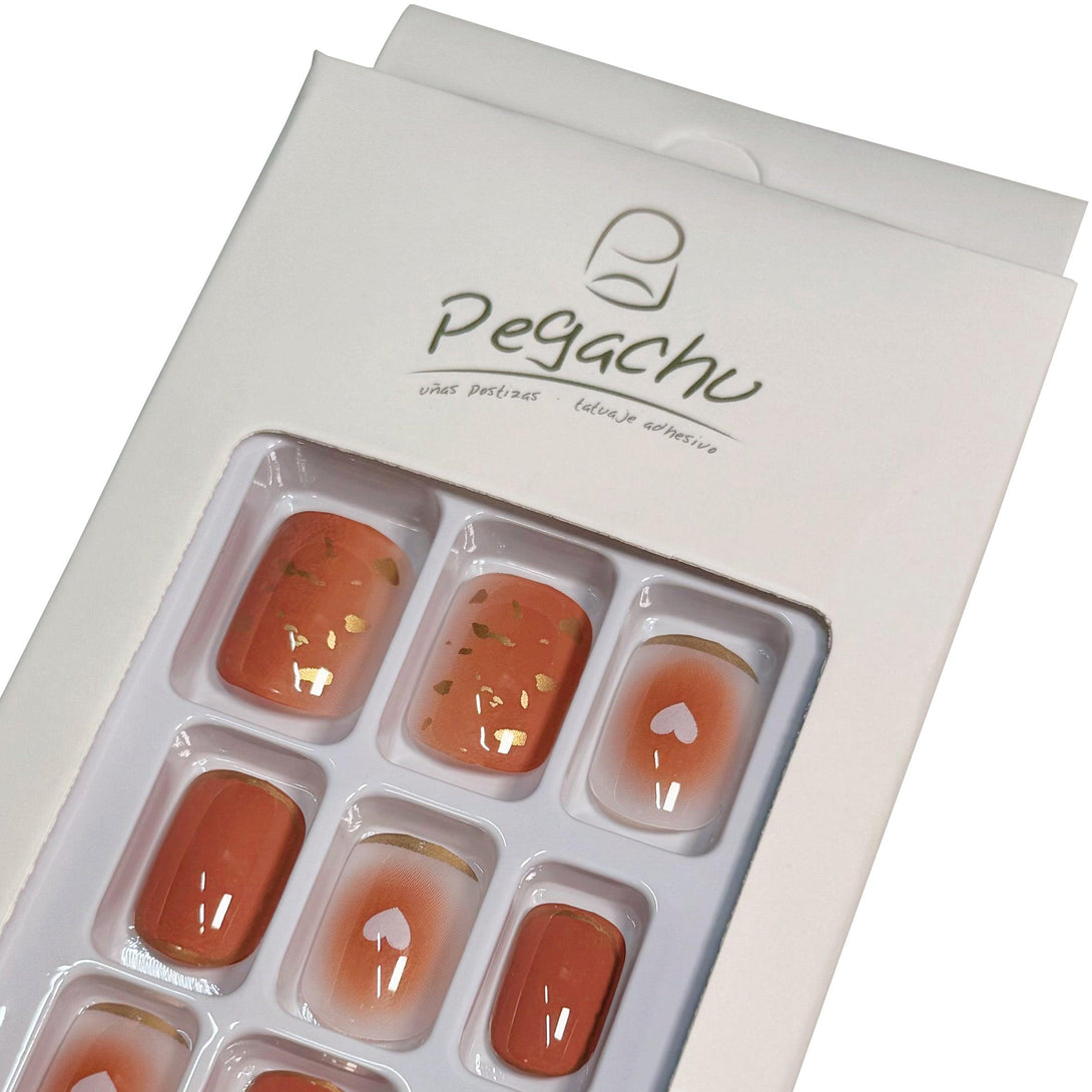 Pegachu uñas postizas 2024 verano modernas colores naranjas rojas con borde dorado, corazón, lámina de oro