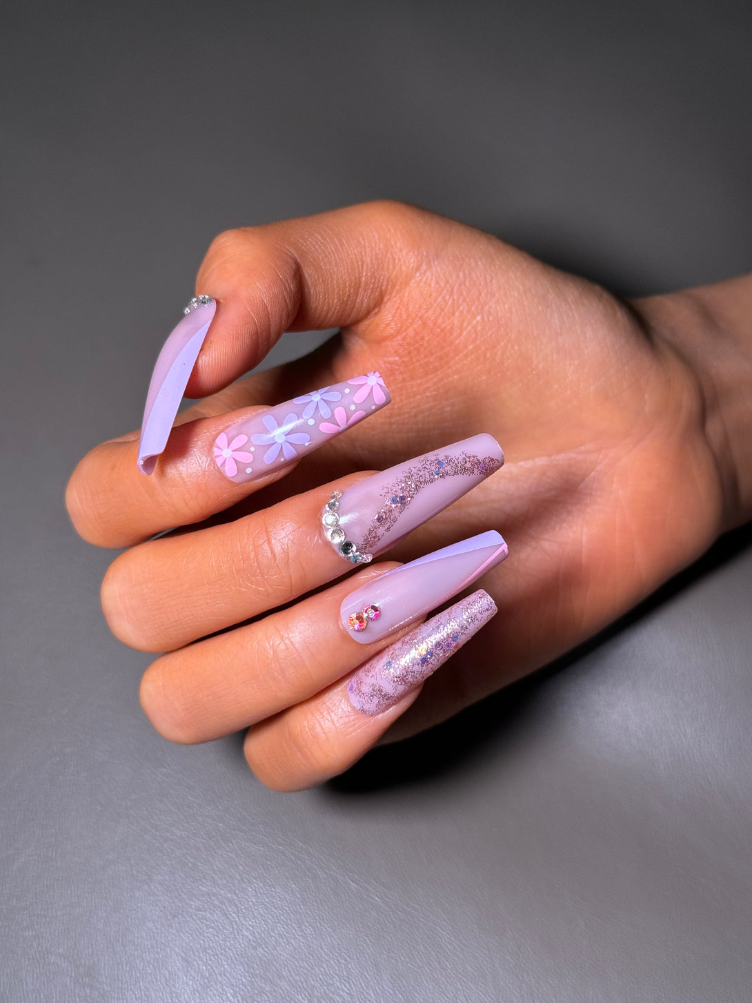 Pegachu uñas postizas 2024 verano modernas colores uñas postizas super largas cuadradas moradas rosas purpurinas con flores brillantes