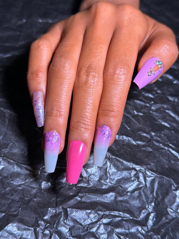 Pegachu uñas postizas 2024 verano modernas colores Uñas postizas ataúd largas moradas rosas fluorescentes degradadas con diamantes